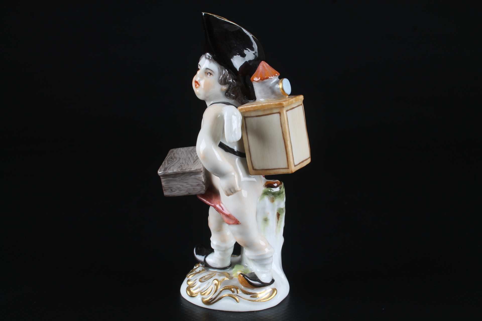 Meissen Verkleidete Amorette mit Leierkasten, disguised cupid with barrel organ, - Image 2 of 6