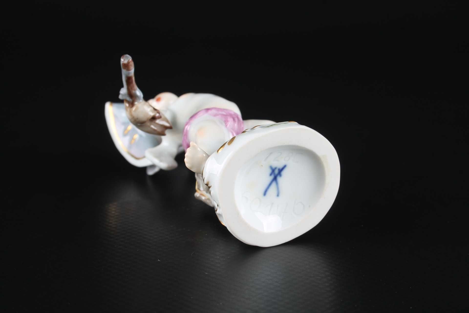 Meissen Verkleidete Amorette mit Pistole, disguised cupid with pistole, - Image 6 of 6