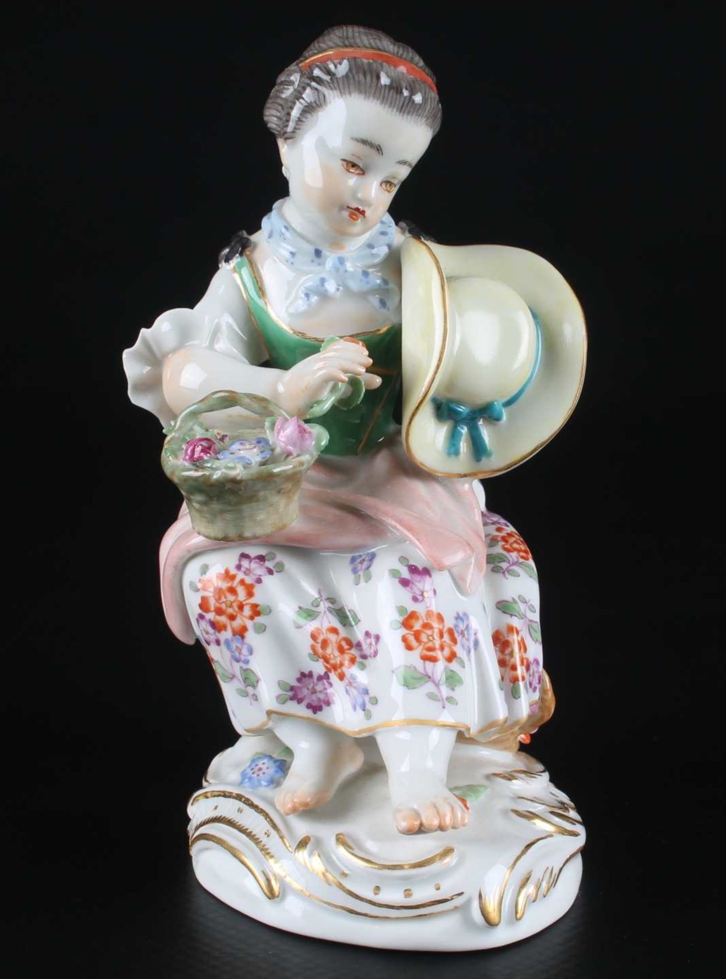 Meissen Gärtnerkind sitzendes Mädchen mit Blumenkorb, sitting gardeners child with flowerbasket,