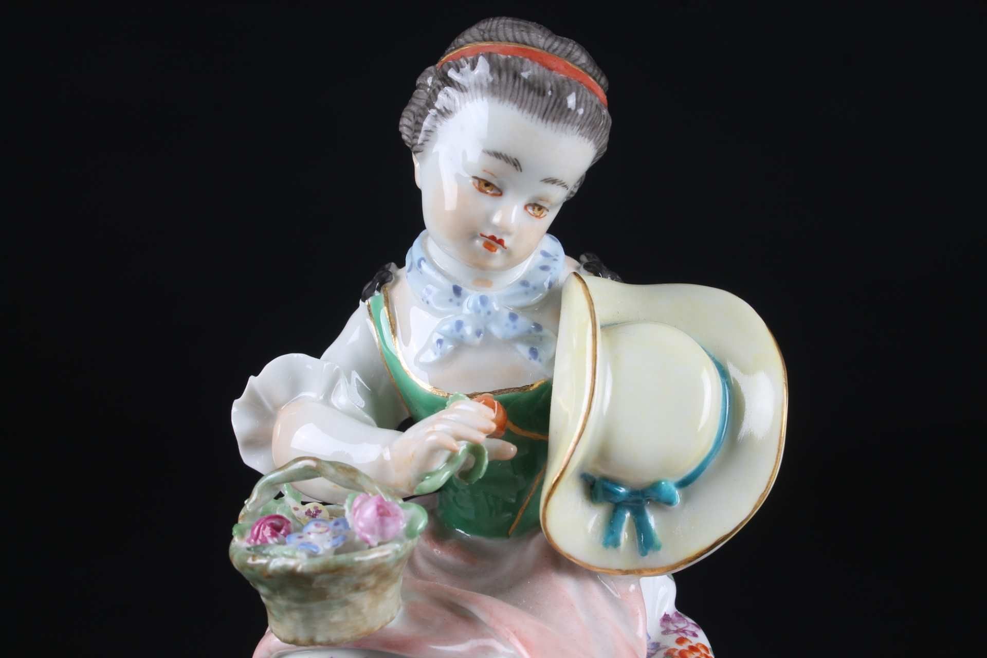 Meissen Gärtnerkind sitzendes Mädchen mit Blumenkorb, sitting gardeners child with flowerbasket, - Bild 5 aus 6