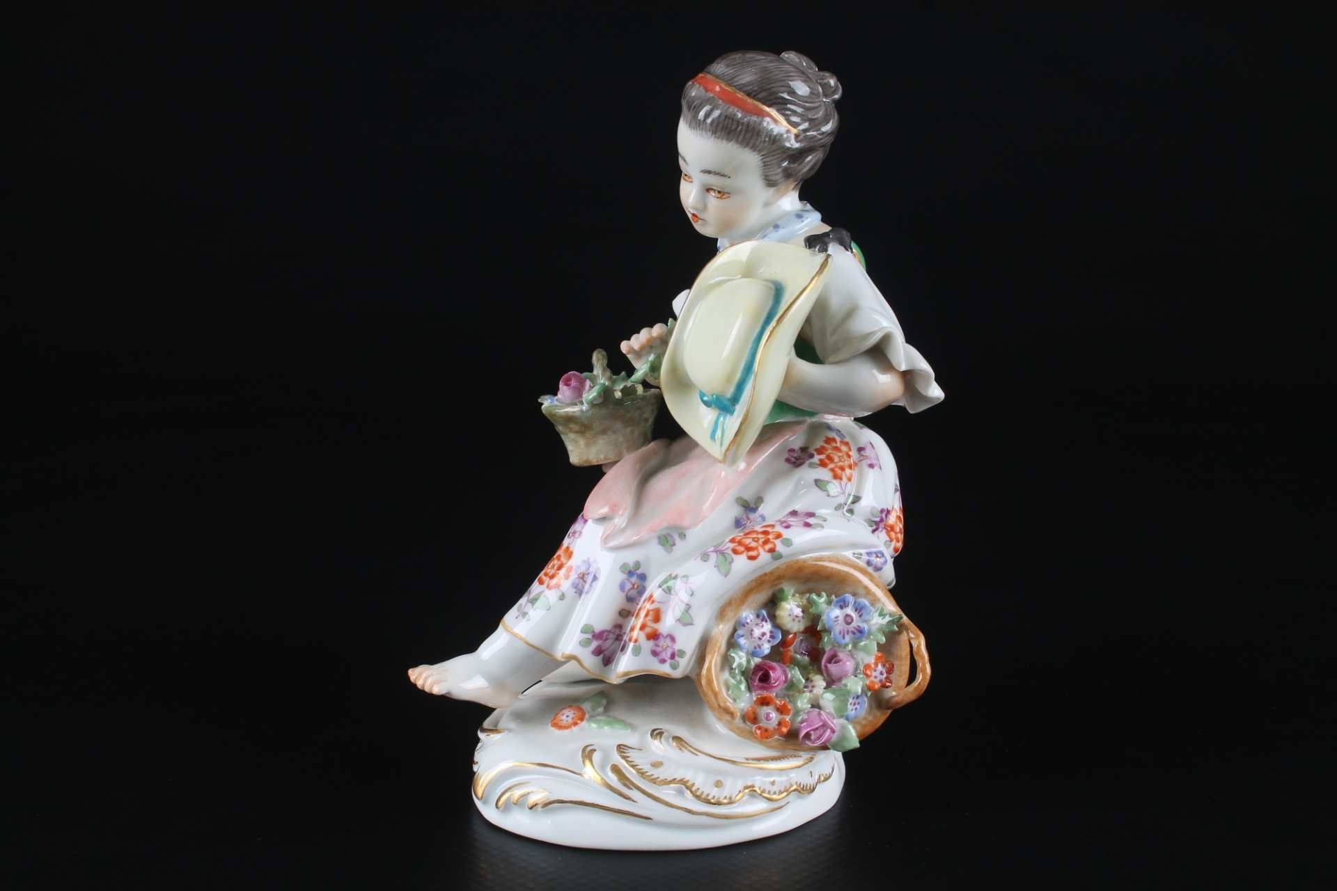 Meissen Gärtnerkind sitzendes Mädchen mit Blumenkorb, sitting gardeners child with flowerbasket, - Image 2 of 6