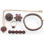 6-teiliger Konvolut Granatschmuck, teils antik, lot of garnet jewelry, partly antique,