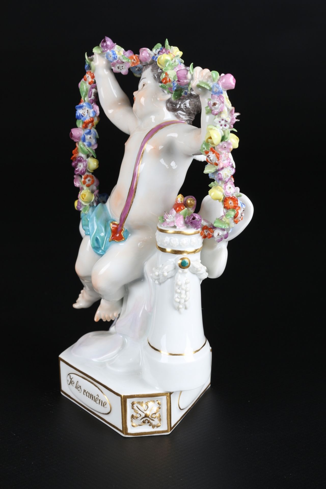 Meissen Devisenkind "Je les ramène", cupid with garland, - Image 2 of 6