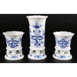 Meissen 3 Tatzen-Vasen Zwiebelmuster, vases with paws,