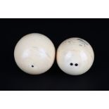 2 Elfenbein Billardkugeln um 1900, two ivory billiard balls,