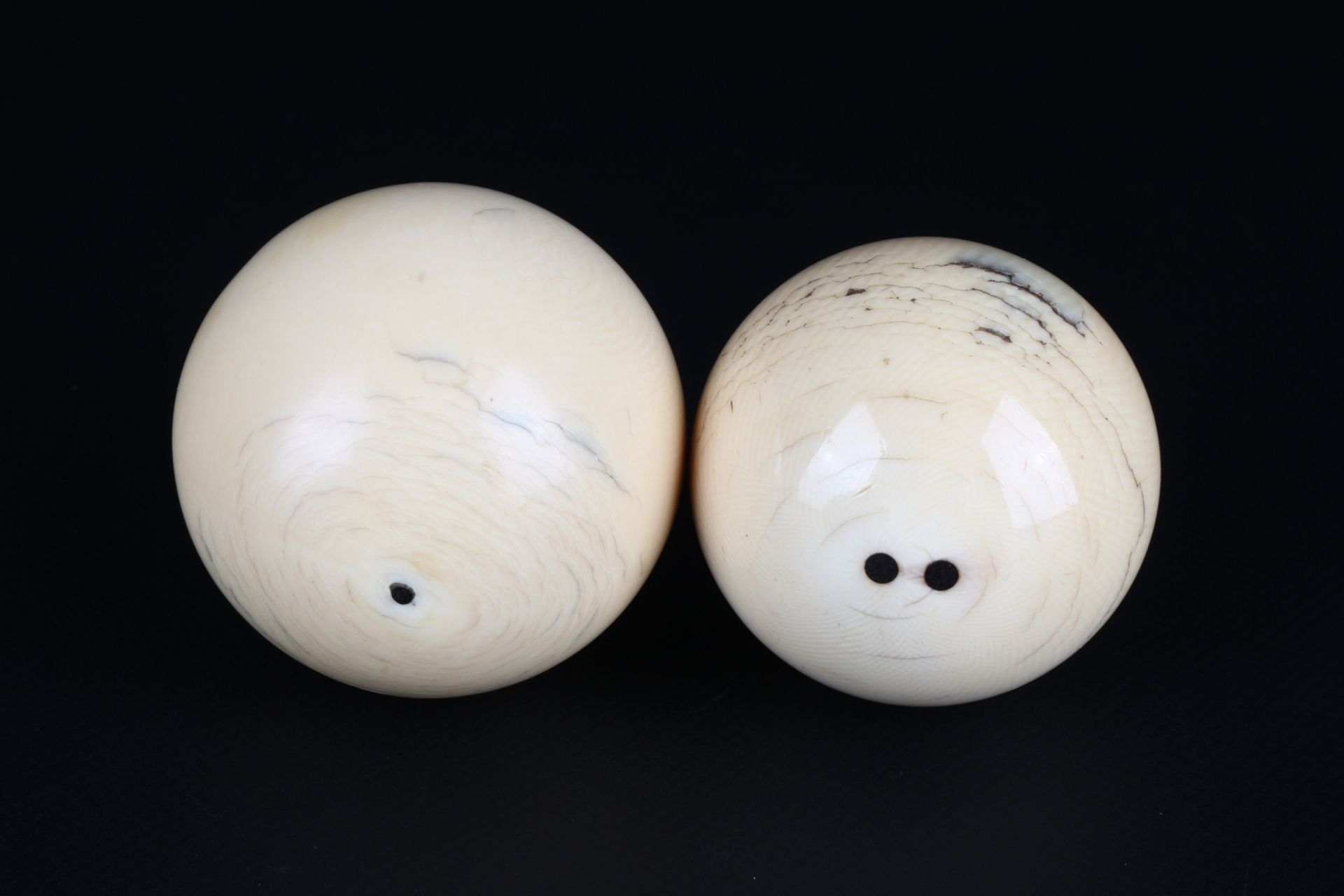 2 Elfenbein Billardkugeln um 1900, two ivory billiard balls,