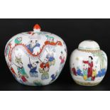 2 Porzellan Deckelvasen, China 20. Jahrhundert, porcelain vases