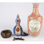 Japan Meiji-Zeit Konvolut mit 2 Vasen, Räuchergefäß und Krabbe, japanese decorative lot Meiji 1868-1