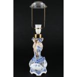 Figürliche Porzellanlampe mit Musselmalet-Dekor, figurative porcelain lamp with blue fluted decorati