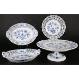 Meissen Zwiebelmuster Tortenplatte und 3 Prunkschalen, cake dish and cutwork bowls,