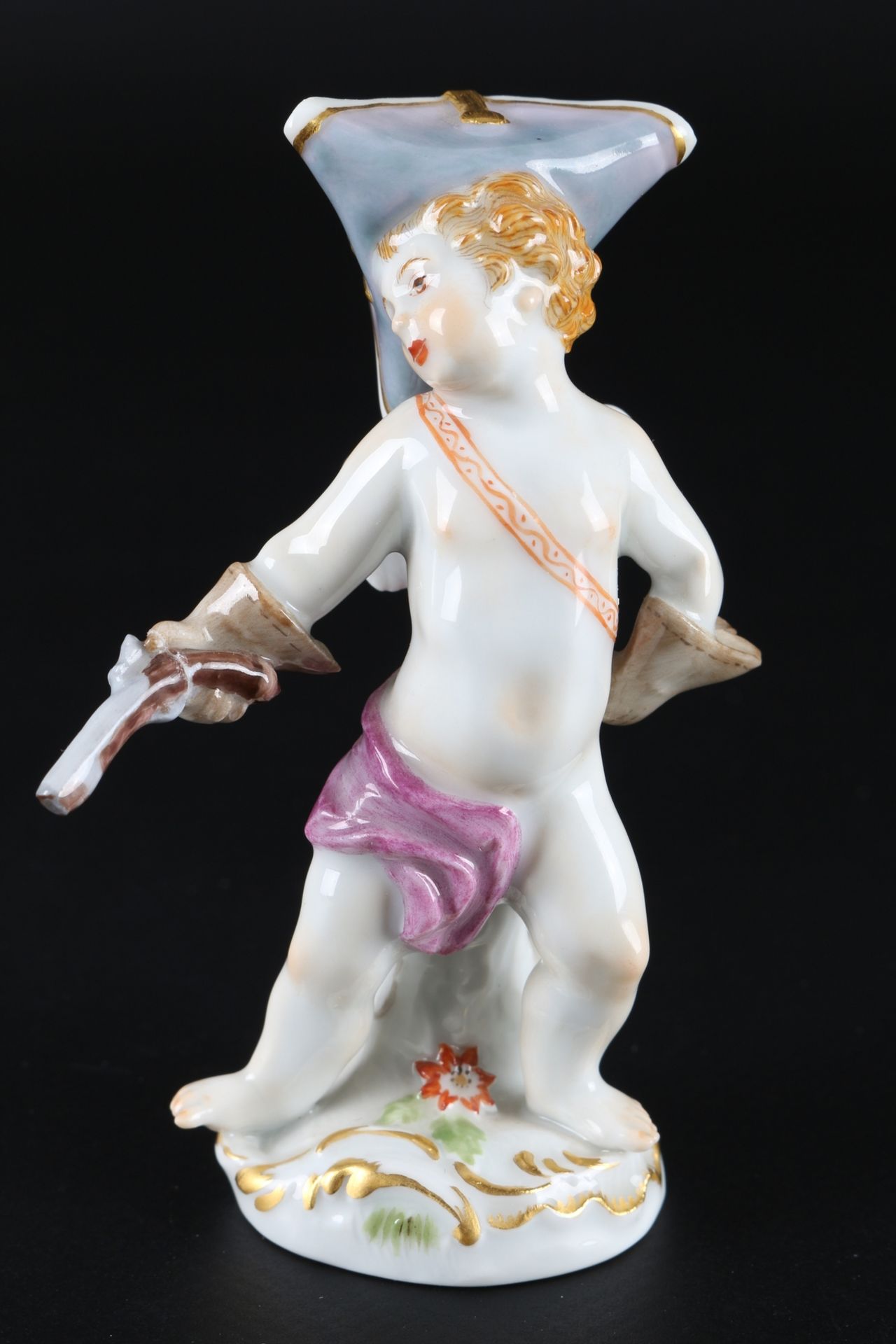 Meissen Verkleidete Amorette mit Pistole, disguised cupid with pistole,