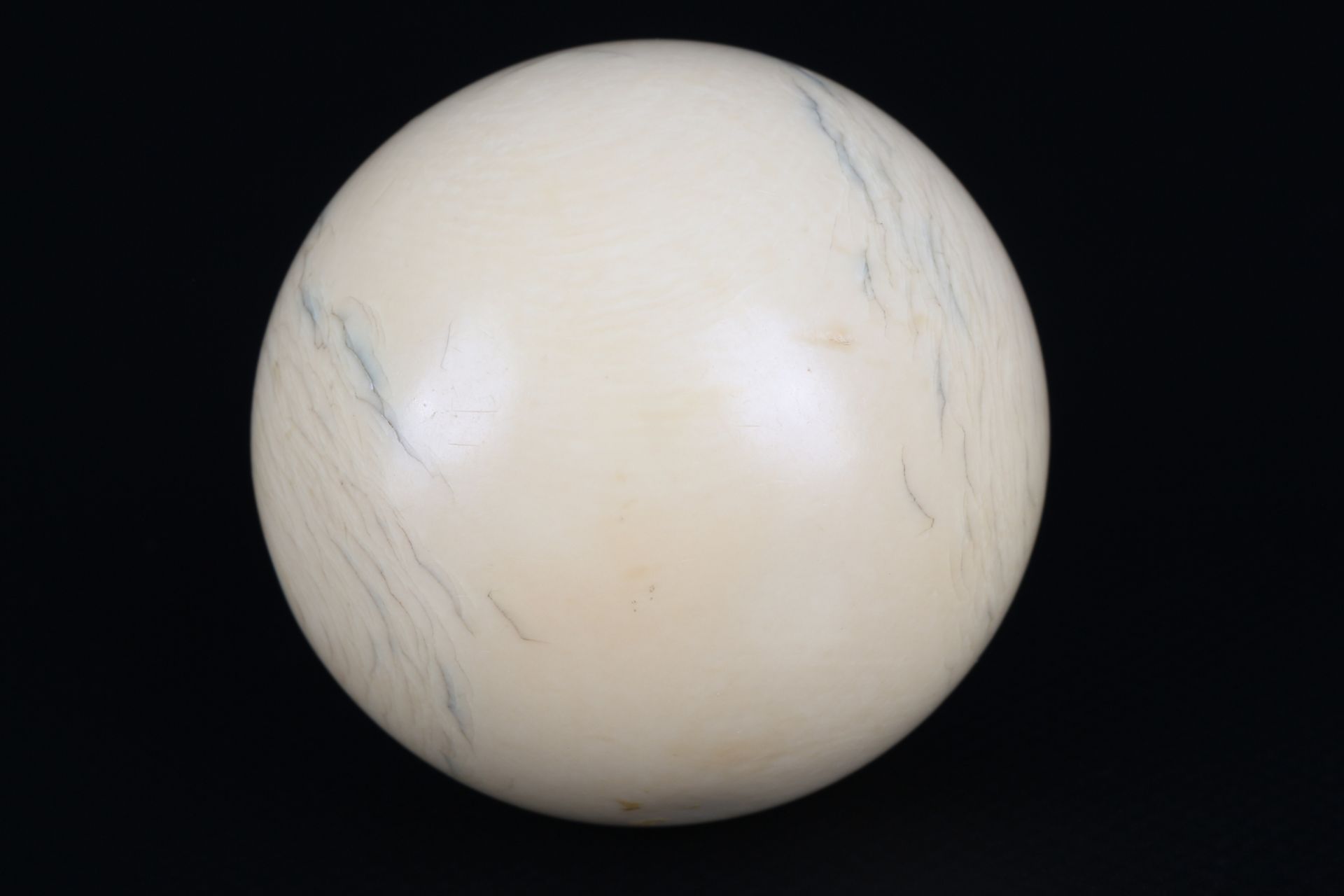 2 Elfenbein Billardkugeln um 1900, two ivory billiard balls, - Image 2 of 3