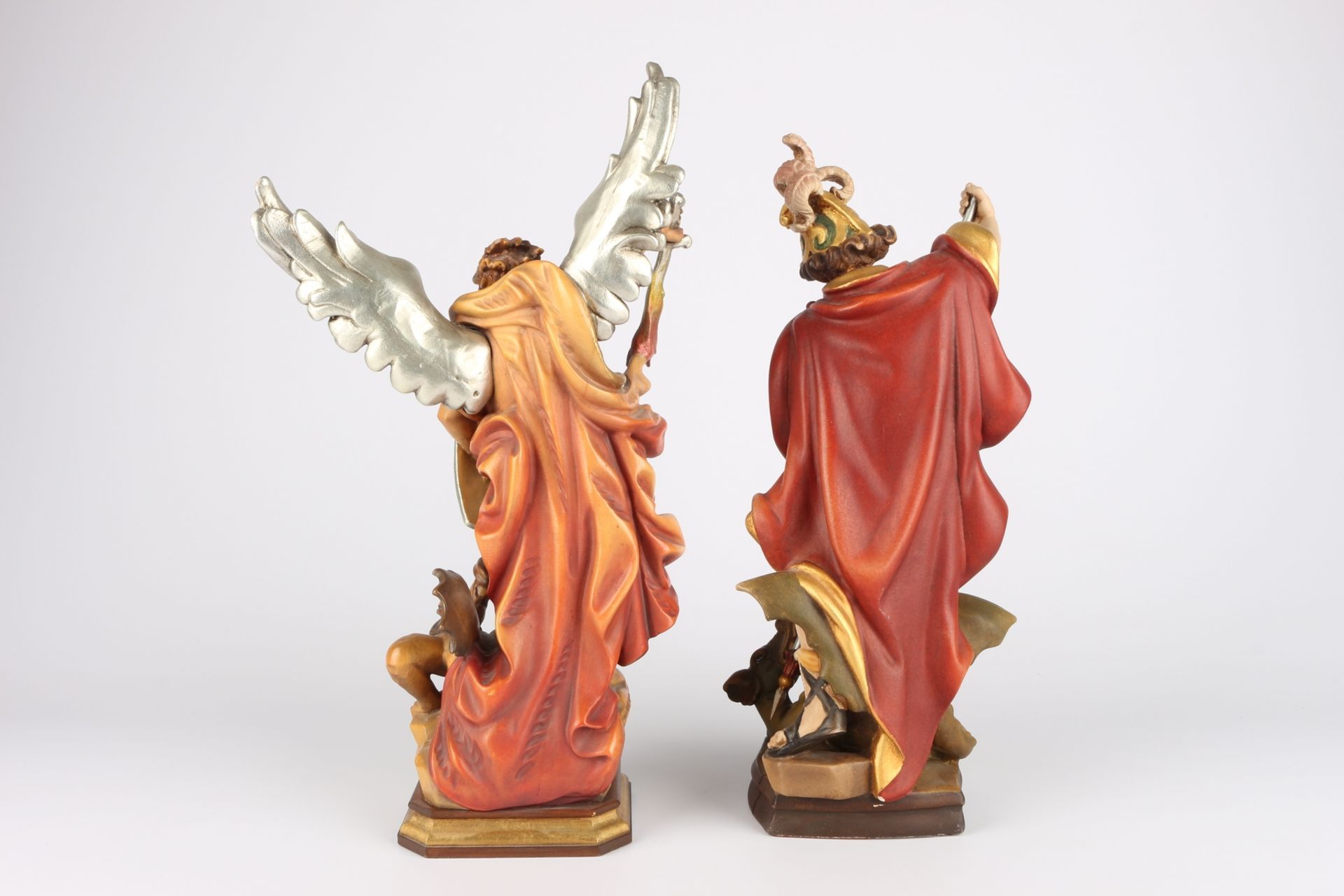 2 Holz Heiligenfiguren Erzengel Michael und Hl. Georg, 2 wooden saint figures, - Image 4 of 4