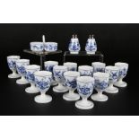 Meissen Zwiebelmuster 14 Eierbecher mit Salz- & Pfefferstreuer und Gewürzschale, 14 egg cups with sa