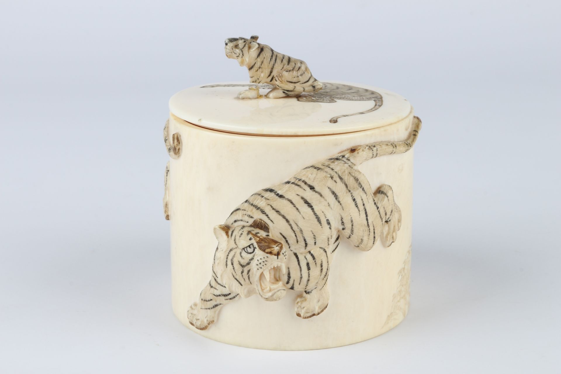 Japan Meiji-Zeit Elfenbein Deckeldose mit Tigern, ivory box with tigers Meiji 1868-1912, - Image 2 of 7