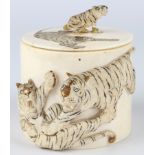 Japan Meiji-Zeit Elfenbein Deckeldose mit Tigern, ivory box with tigers Meiji 1868-1912,