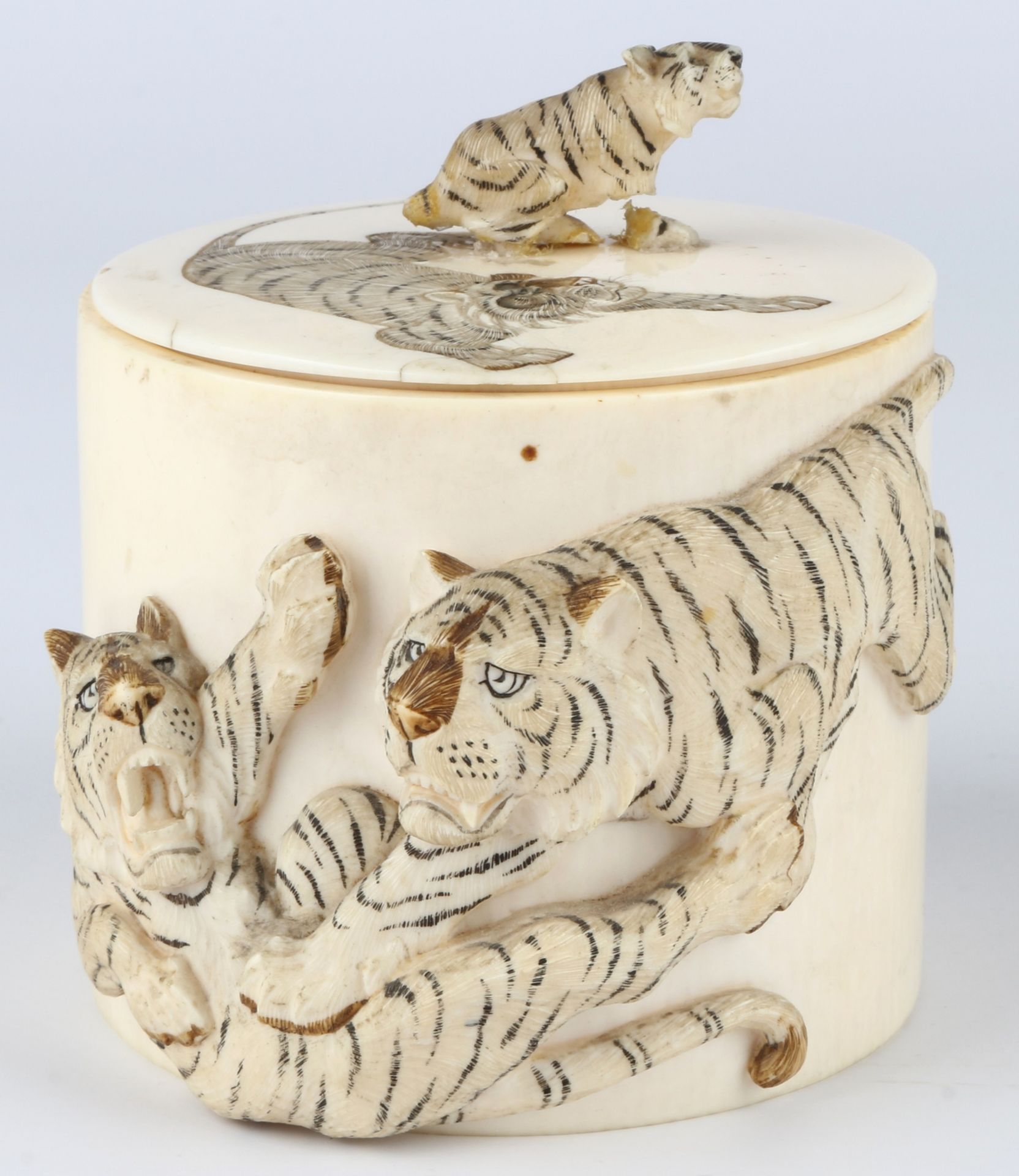 Japan Meiji-Zeit Elfenbein Deckeldose mit Tigern, ivory box with tigers Meiji 1868-1912,