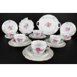 Meissen Rote Rose 6 Kaffeegedecke mit Kuchenplatte und Konfektblatt, coffee cups with cake dish and