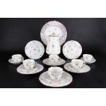 Meissen 6 Kaffeegedecke mit Kaffeekanne und Prunkteller, coffee cups with pot and cutwork plate,