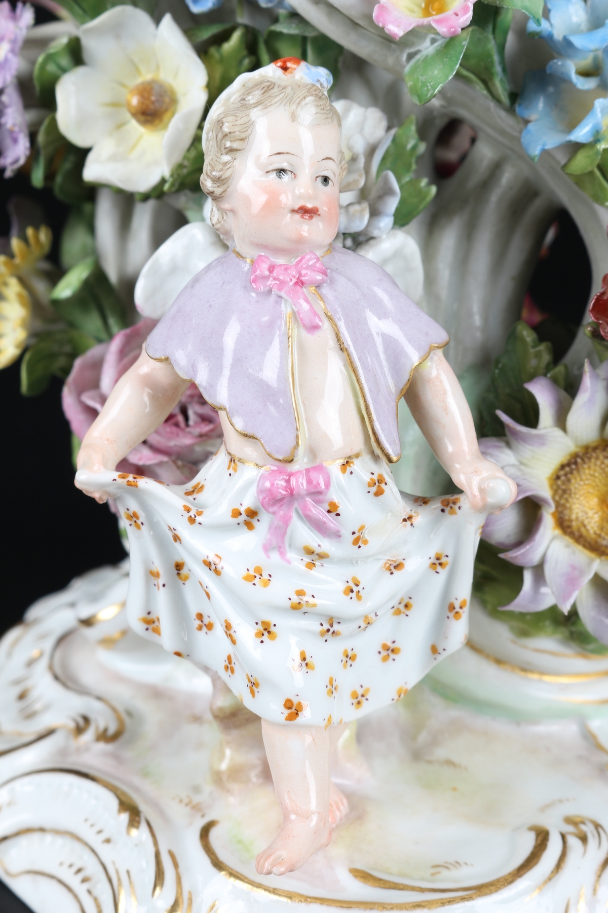 Meissen Leuchter mit zwei verkleideten Amoretten, figural candlestand, - Image 7 of 8