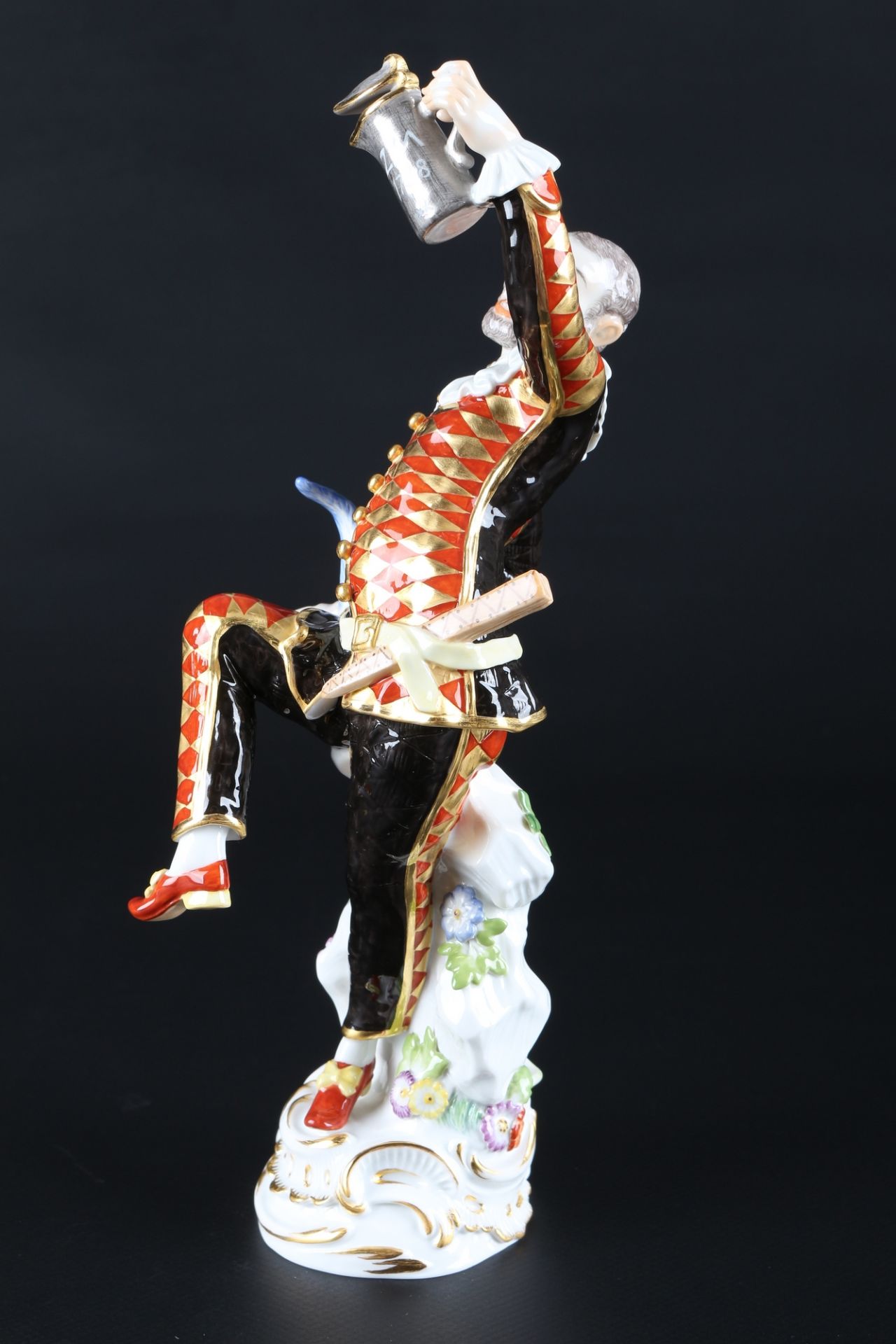 Meissen Harlekin mit Deckelkanne aus der Commedia dell'Arte, porcelain figure, - Bild 2 aus 5