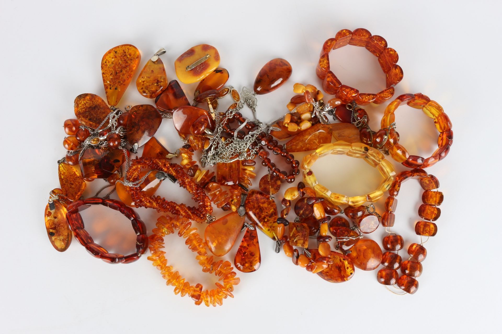 Bernsteinschmuck Konvolut, 36-teilig, amber jewelry, - Image 2 of 2