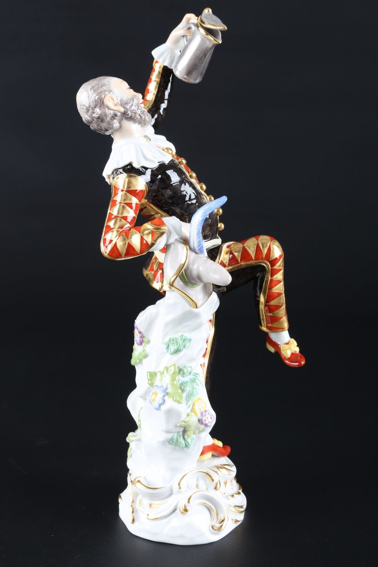 Meissen Harlekin mit Deckelkanne aus der Commedia dell'Arte, porcelain figure, - Bild 4 aus 5