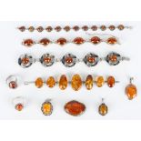 Bernsteinschmuck Konvolut, 10-teilig, u.a. Fischland, amber jewelry,