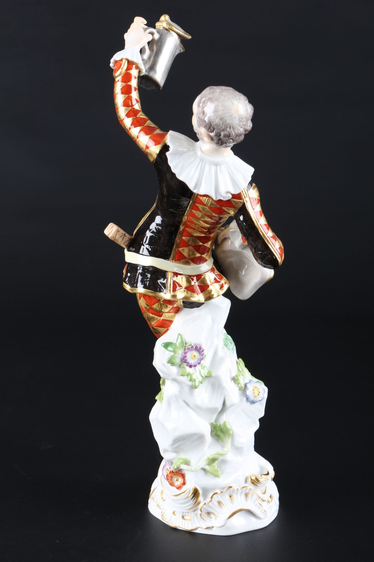 Meissen Harlekin mit Deckelkanne aus der Commedia dell'Arte, porcelain figure, - Bild 3 aus 5