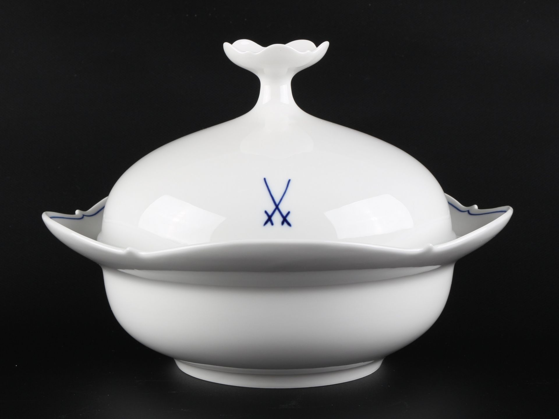 Meissen Blauer Faden & gekreuzte Schwerter Terrine, lid pot,