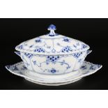 Royal Copenhagen Musselmalet Vollspitze Sauciere mit Deckel 1106, cutwork sauce boat,