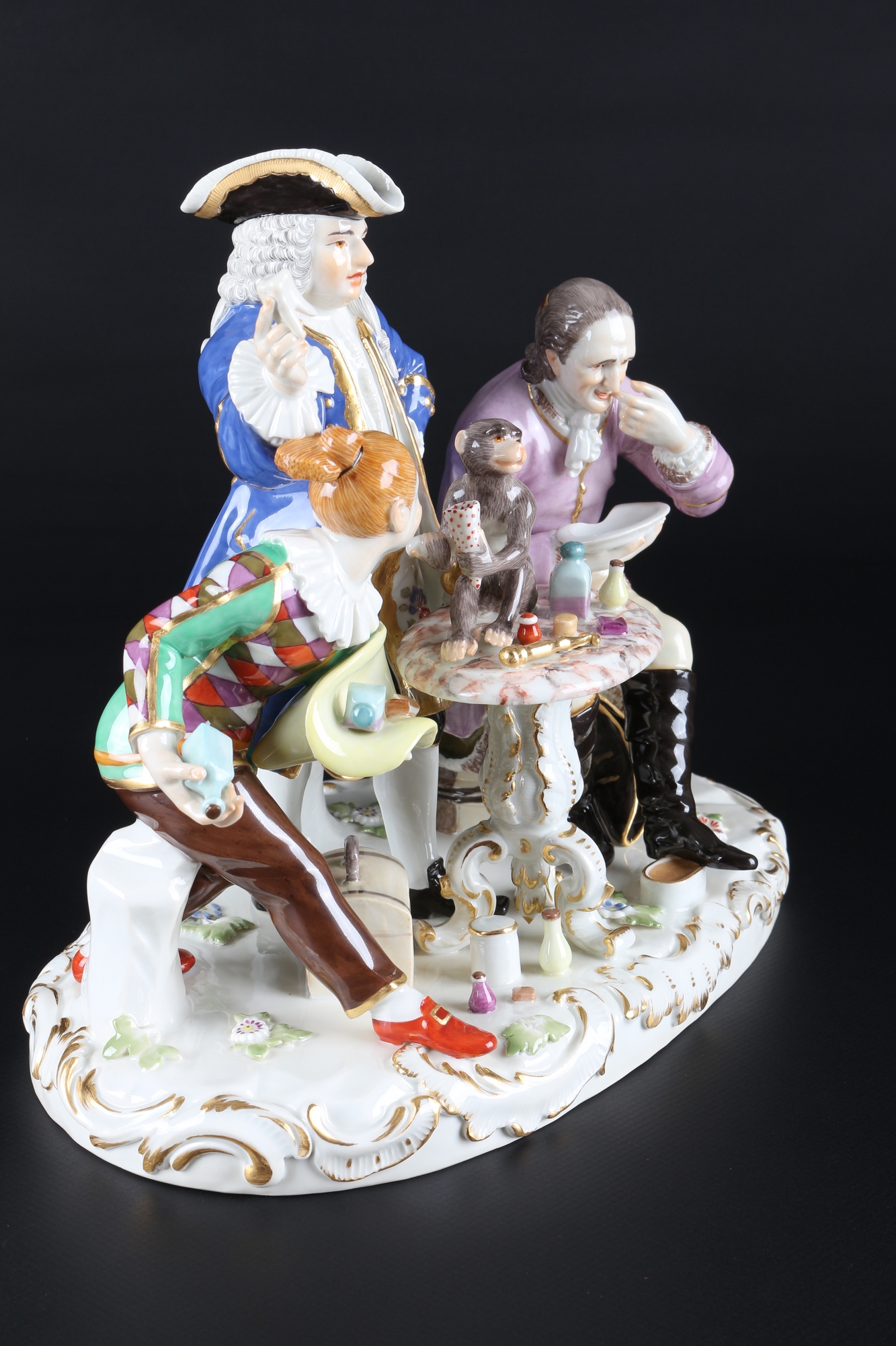 Meissen Quacksalber mit Krankem und Harlekin, dentist figure group, - Image 2 of 5