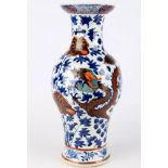China Prunkvase mit rotem Drachendekor, chinese porcelain vase,