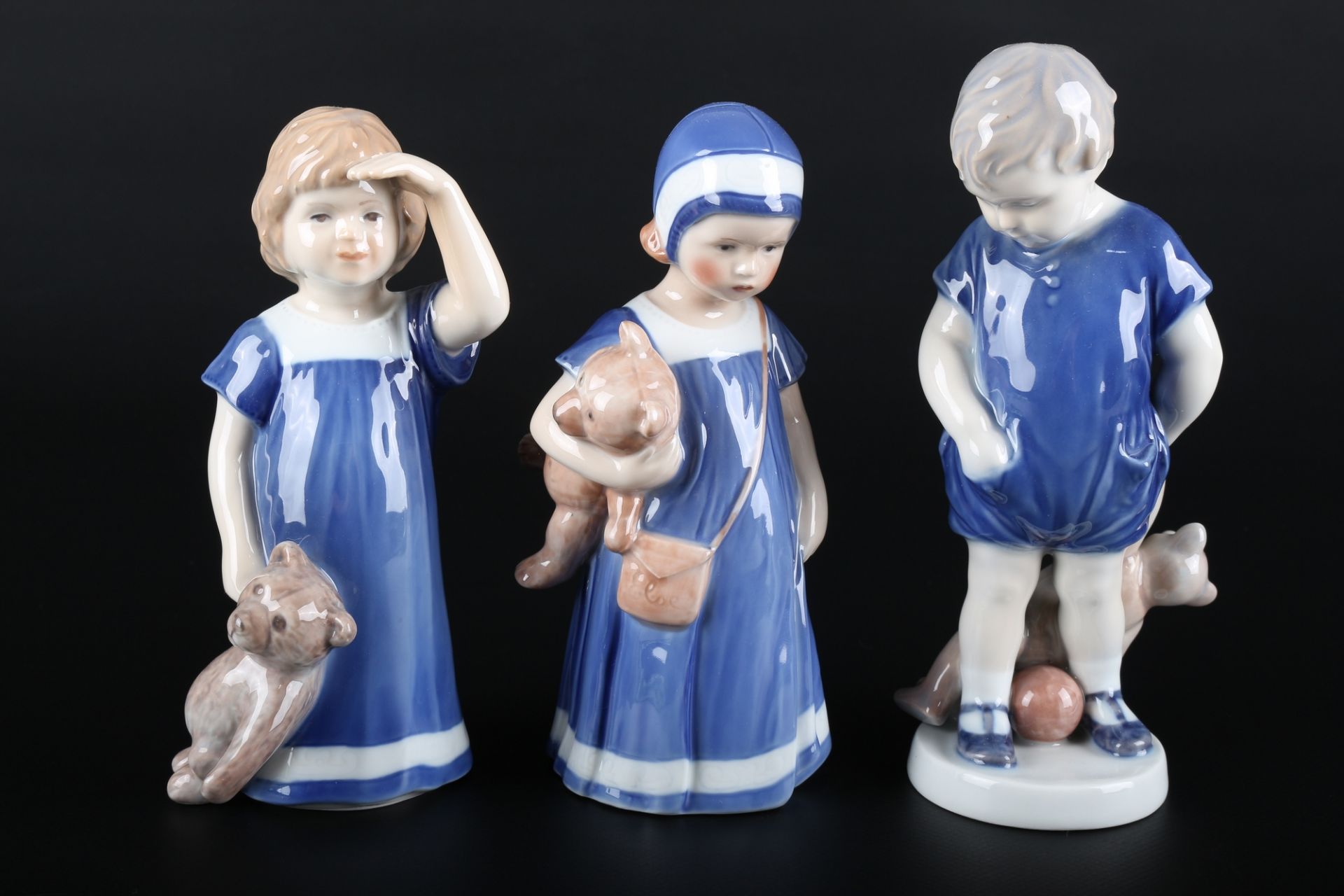 Royal Copenhagen 3 Kinder mit Teddy, children figures,