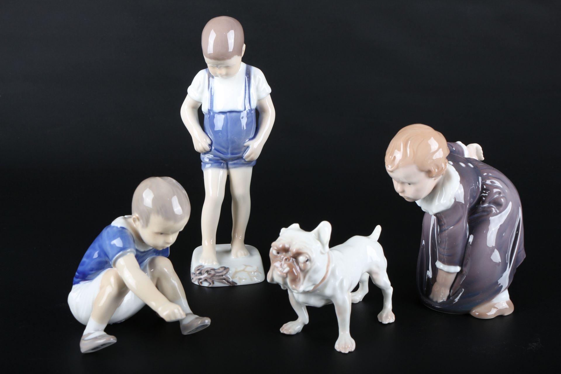 Bing & Gröndahl Figuren 3 Kinderfiguren und Bulldogge, children and bulldog figures,