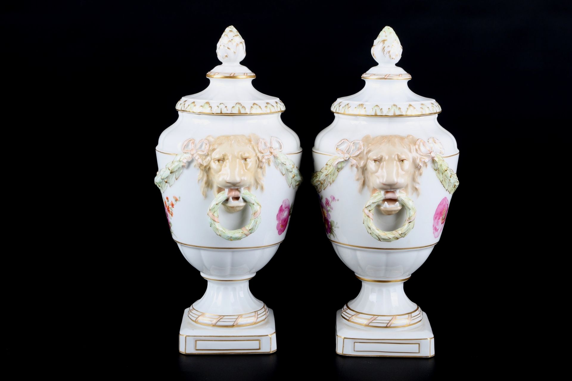 KPM Berlin 2 Potpourri Vasen mit Löwenköpfen, decorative vases with lion head, - Bild 4 aus 5