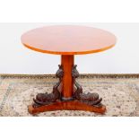 Runder Tisch mit Koi-Fischen, wooden table,