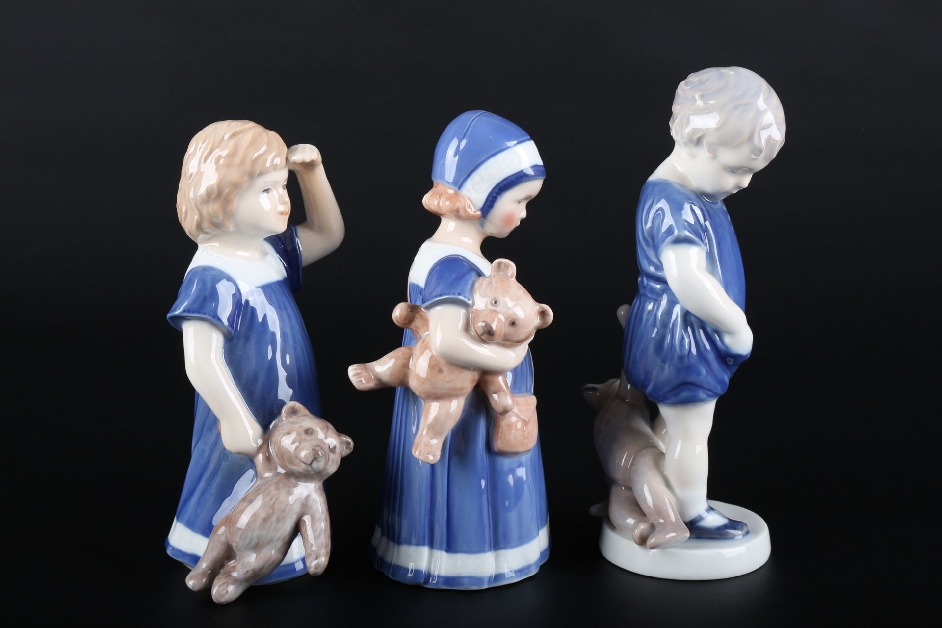 Royal Copenhagen 3 Kinder mit Teddy, children figures, - Image 3 of 4