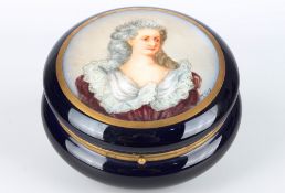 Porzellandeckeldose mit Portrait einer Dame um 1900, lid box with female portrait 19th century,