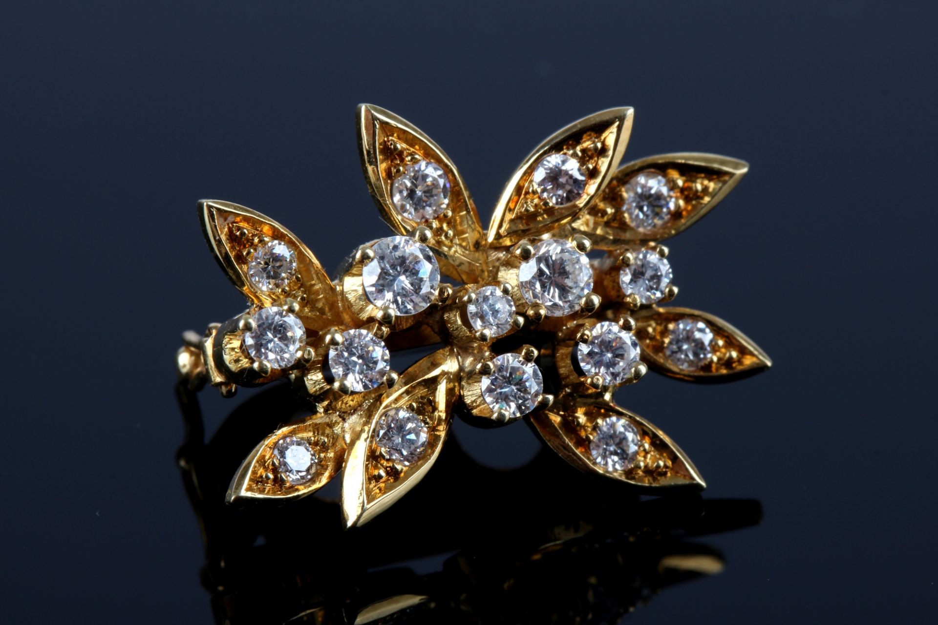 Perlenkette / Collier mit 750 Gold Verschluss mit Diamanten, pearl necklace with gold diamond lock, - Image 3 of 5
