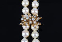 Perlenkette / Collier mit 750 Gold Verschluss mit Diamanten, pearl necklace with gold diamond lock,