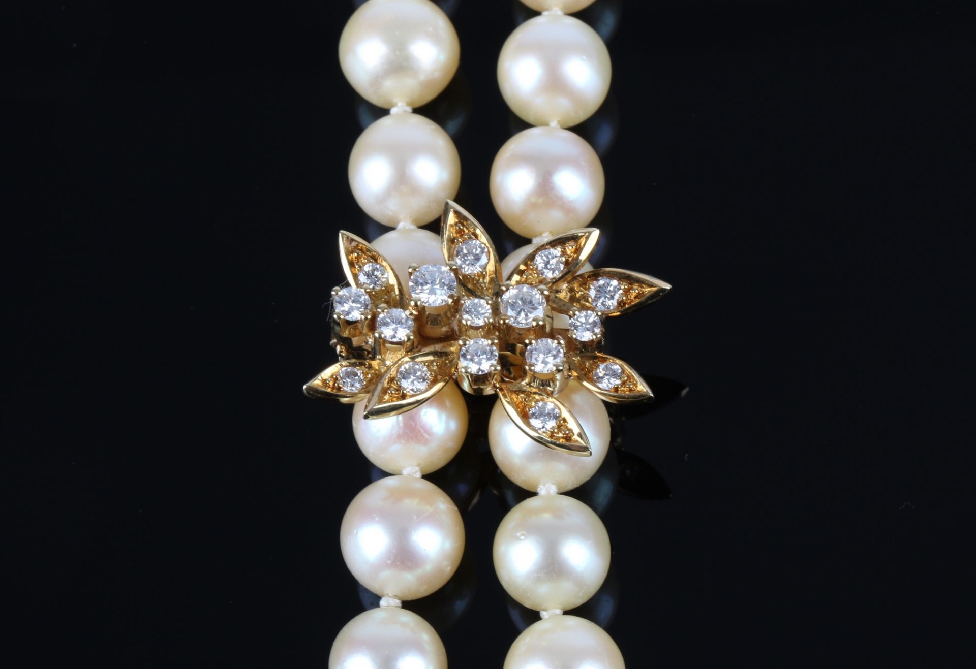 Perlenkette / Collier mit 750 Gold Verschluss mit Diamanten, pearl necklace with gold diamond lock,