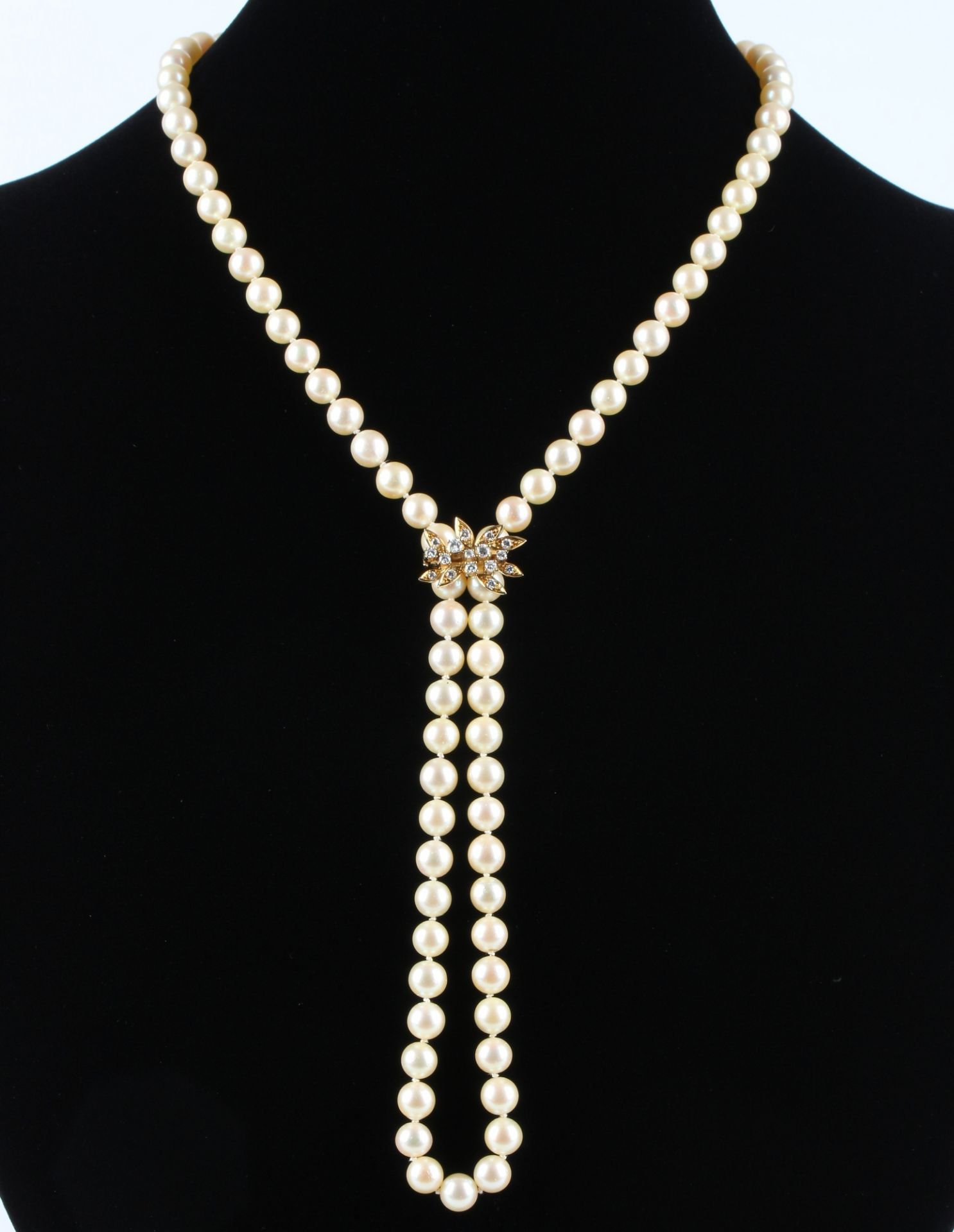 Perlenkette / Collier mit 750 Gold Verschluss mit Diamanten, pearl necklace with gold diamond lock, - Image 2 of 5