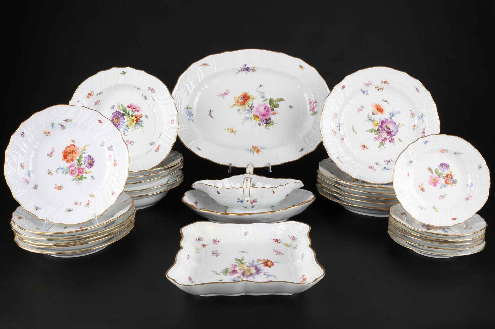 Meissen Neubrandenstein Blumenmalerei mit Insekten Speiseservice 1.Wahl, dining service,