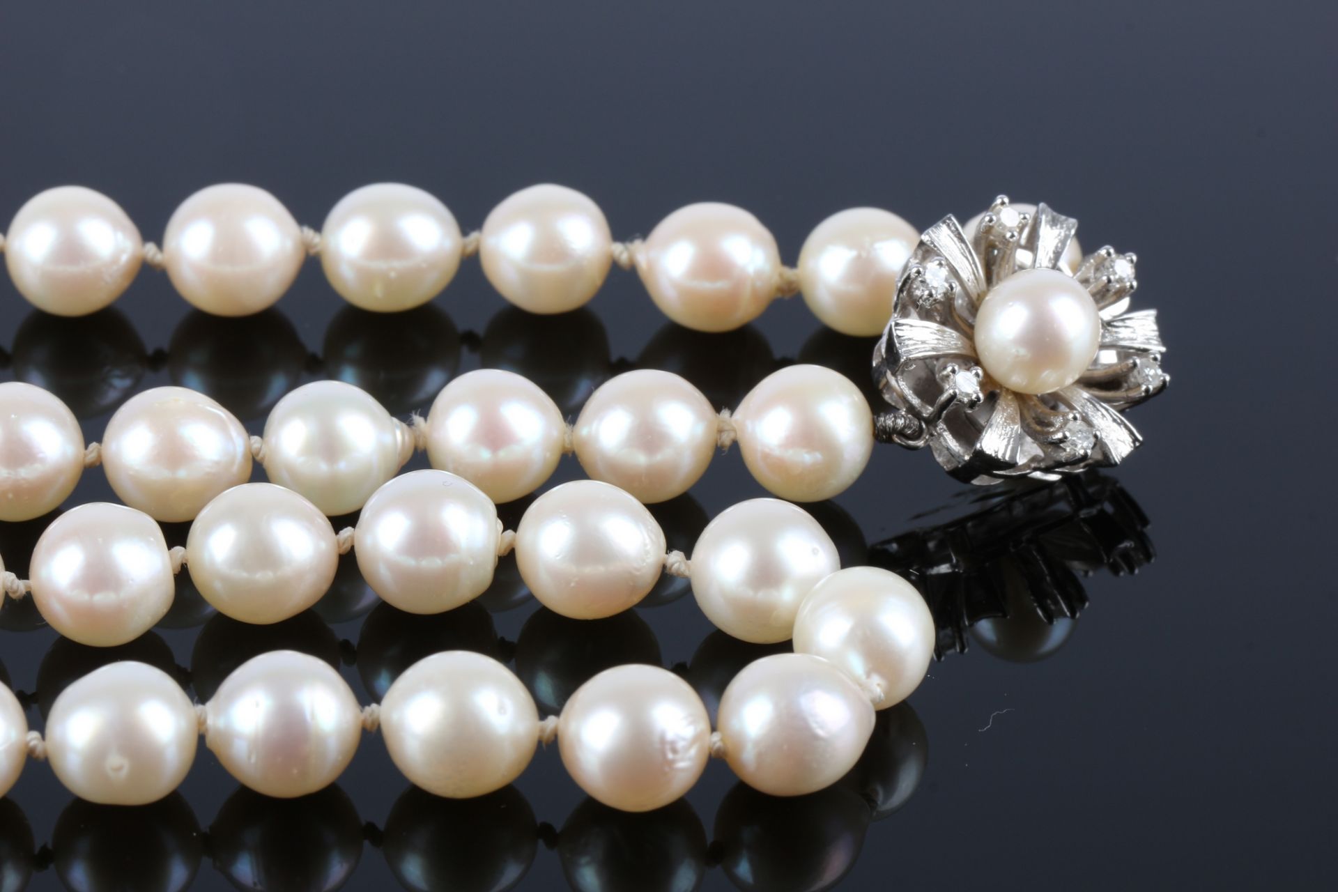 Akoya Perlen Collier mit 585 Goldverschluss Brillanten und Perle, pearl necklace diamond pearl lock,