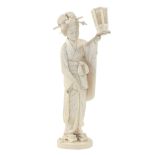 Elfenbein Figurine Bijin mit Laterne