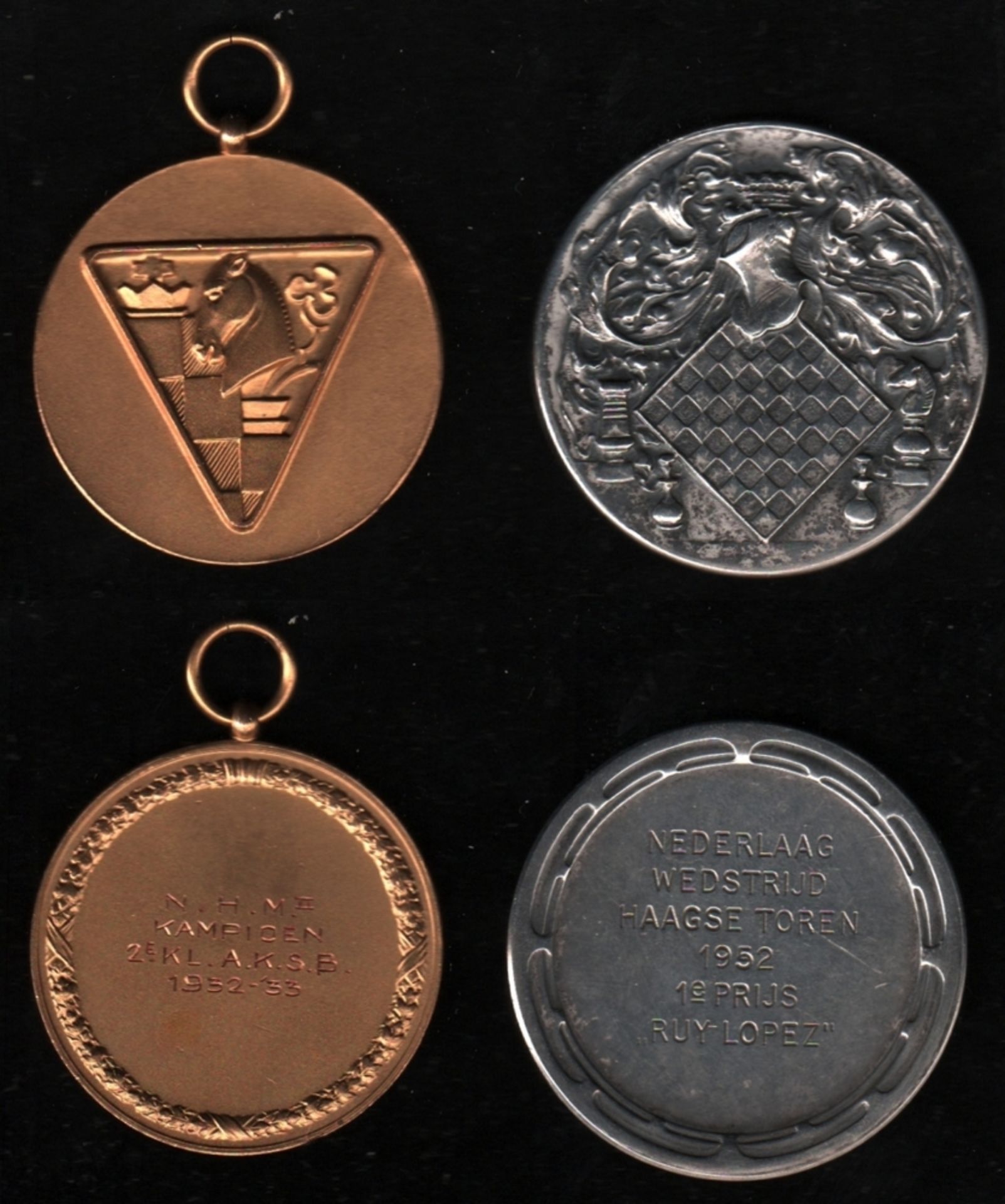 Medaille. Springerfigur. Medaille aus Metall mit Tragöse, ca. 1933. Vorderseite: Schachbrettteil mit