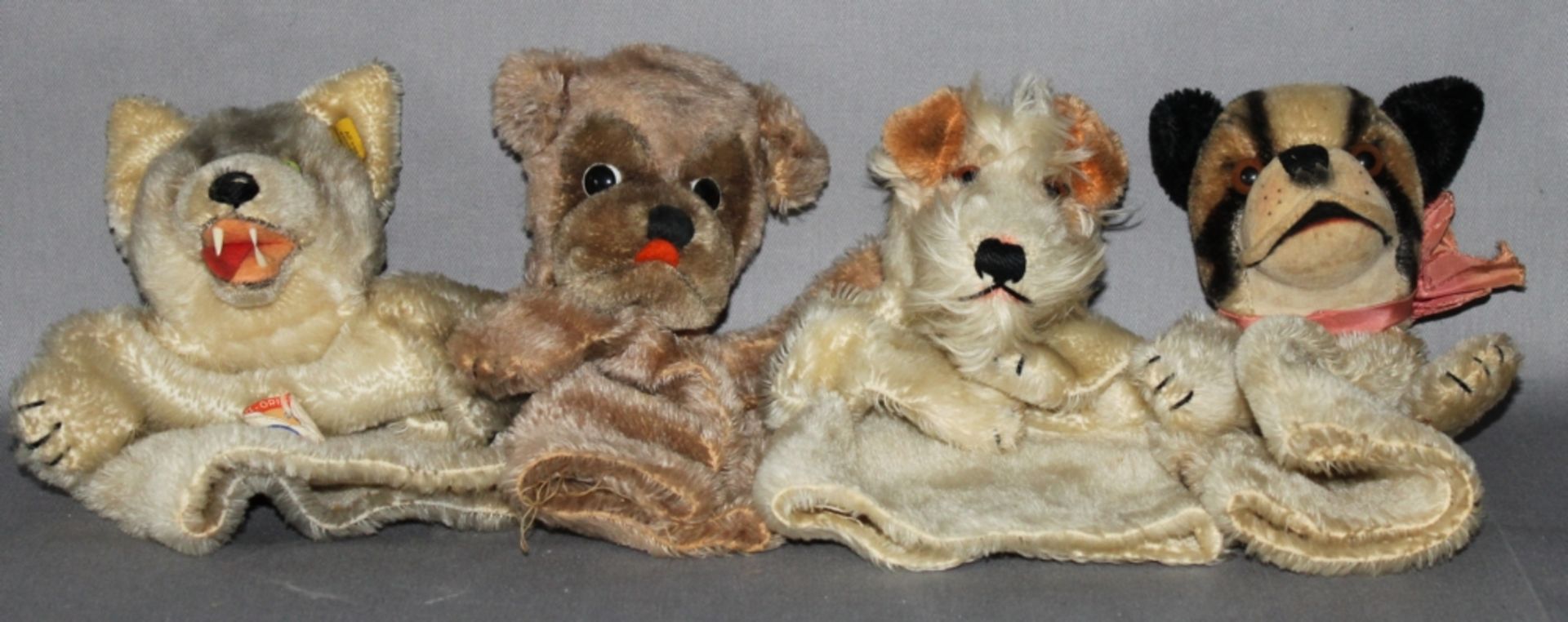 Kinderspielzeug. Steiff. Vier Handpuppen - Drei Hunde und ein Wolf. Eine Handpuppe original Steiff