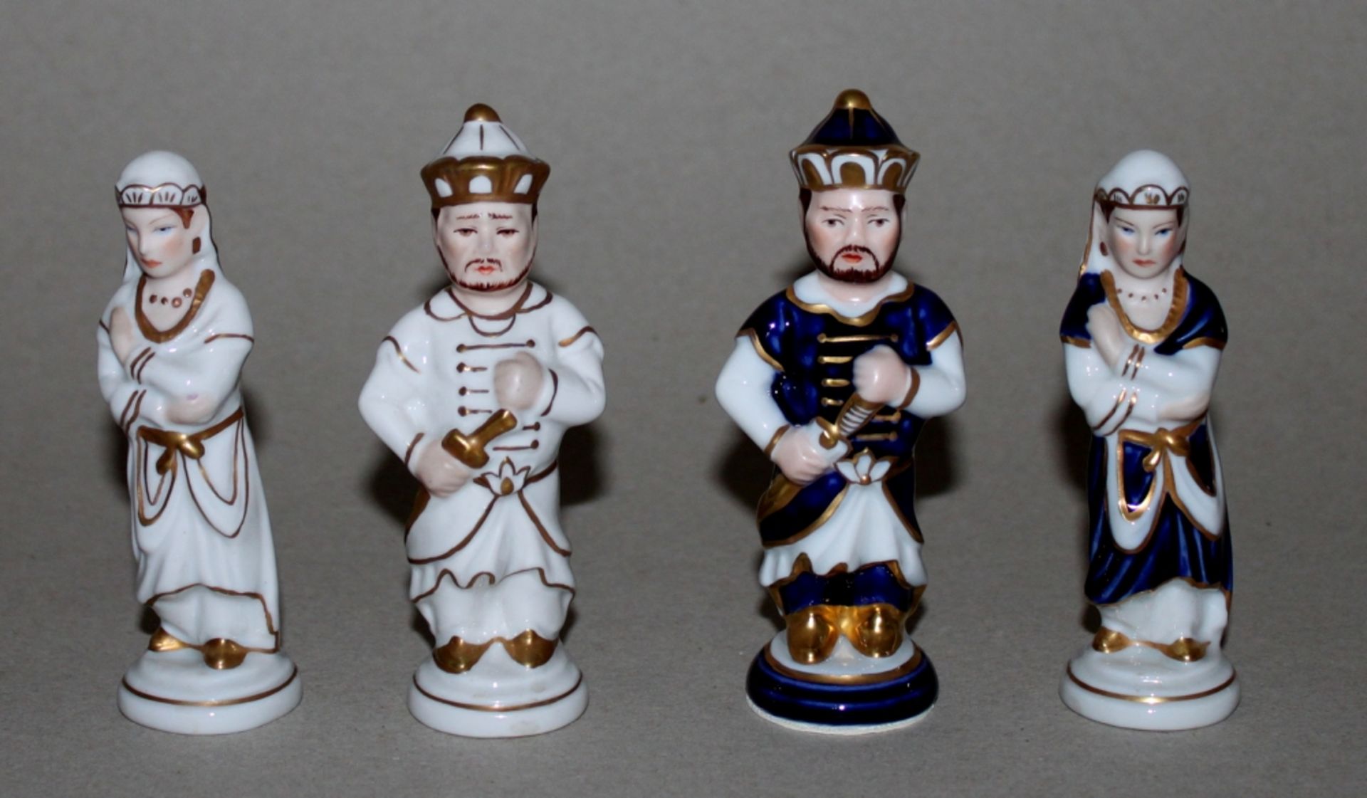 Europa. Tschechoslowakei. Royal Dux. Schachfiguren aus Porzellan im historischen Stil. Polychrome