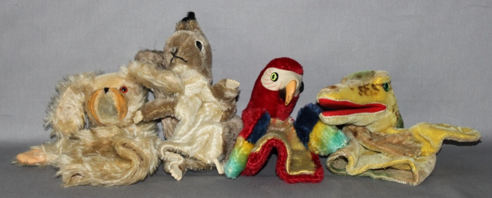 Kinderspielzeug. Steiff. Vier Handpuppen - Papagei, Eichhörnchen, Hund und Krokodil. Eine